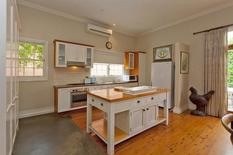 Rose Cottage - Historic Luxury - Goulburn Accommodation 1