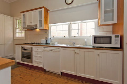 Rose Cottage - Historic Luxury - Goulburn Accommodation 2