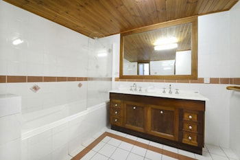 Airlie Getaway - Views - Goulburn Accommodation 0