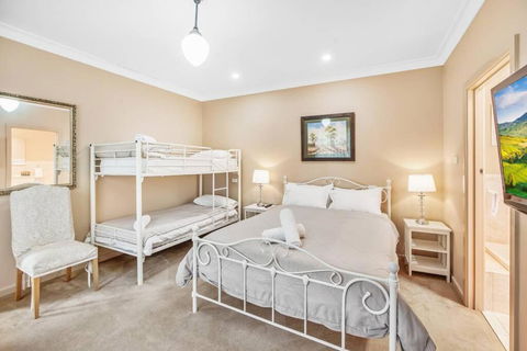 Ayr House Echuca Holiday Homes - Goulburn Accommodation 6