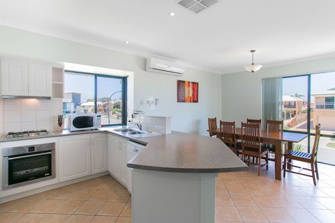Seahaven Villas By Rockingham Apartments - Goulburn Accommodation 3
