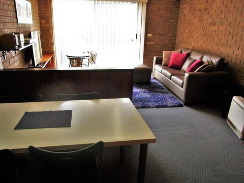 A Furnished Townhouse In Goulburn - Goulburn Accommodation 5