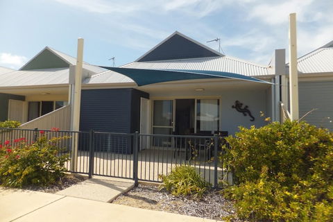 Seafront Unit 49 - Goulburn Accommodation 1