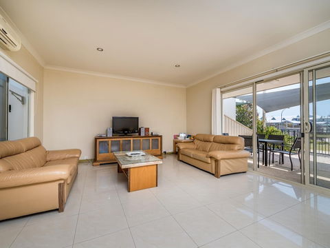 Seafront Unit 49 - Goulburn Accommodation 4