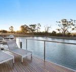 Gippsland Lakehouse a Canal frontage - Goulburn Accommodation