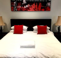 Deluxe Lake View House - Goulburn Accommodation