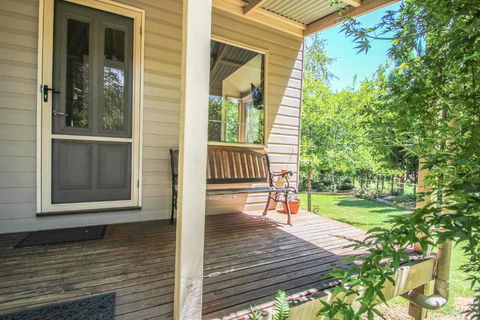 Alpine Arnica Cottage 2 - Goulburn Accommodation 1