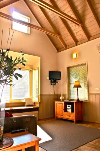 Autumn Leaf Cottage 1 - Goulburn Accommodation 5