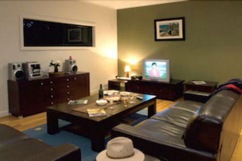 Plomer Beach House - Goulburn Accommodation 0