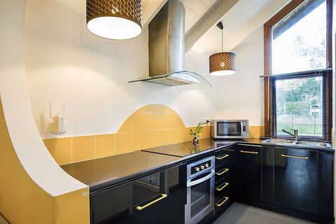 Airlie Beach Eco Cabins - Goulburn Accommodation 4
