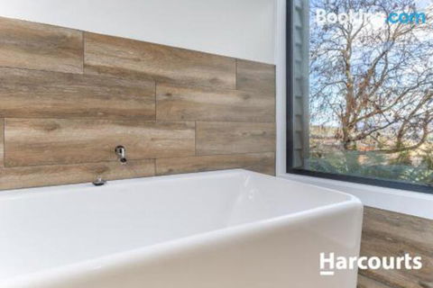 The WeareHouse In Deloraine - Goulburn Accommodation 6