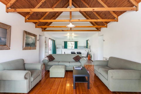 A River Bed Cottage - Goulburn Accommodation 5
