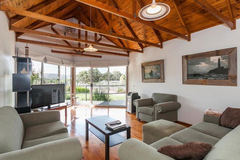 A River Bed Cottage - Goulburn Accommodation 4