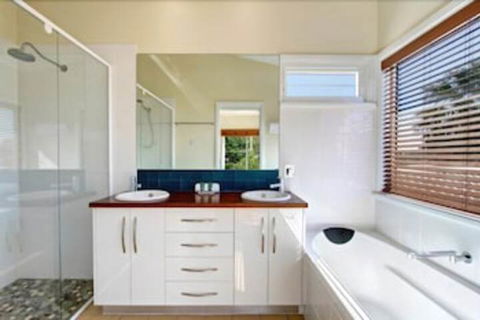 Away On Seaview Street - Goulburn Accommodation 3