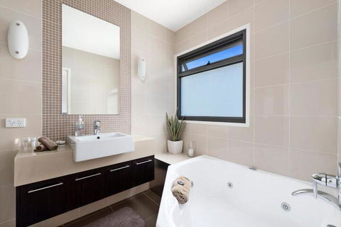 Beach & Reef - Goulburn Accommodation 6