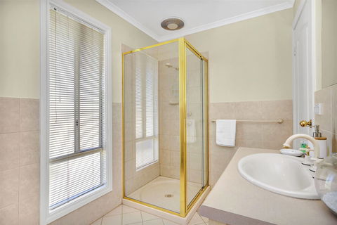 Green Reef Beach House - Goulburn Accommodation 3