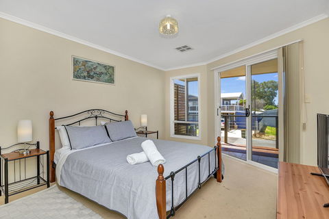 Green Reef Beach House - Goulburn Accommodation 1