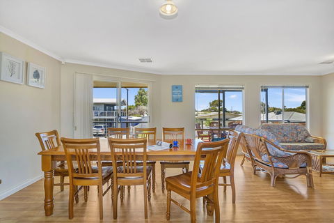 Green Reef Beach House - Goulburn Accommodation 5