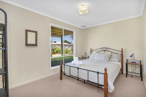 Green Reef Beach House - Goulburn Accommodation 6