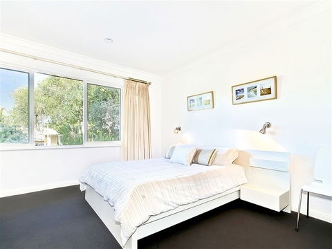 Tennis Elbow - Goulburn Accommodation 0
