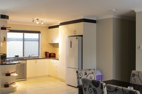 Atricom Apartments Australia - Goulburn Accommodation 4