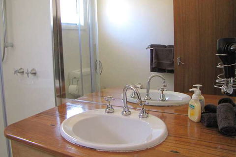 Engadine Cottage - Goulburn Accommodation 5