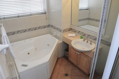 Anglesea Beachfront Court Holiday Units - Goulburn Accommodation 2