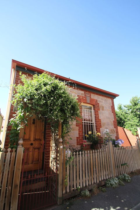 Adelaide Heritage Cottages & Apartments - Goulburn Accommodation 1