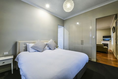 Aloha Luxury Central Apartments - Goulburn Accommodation 4