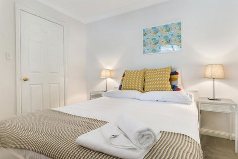 Sunflower Cottage - Goulburn Accommodation 6
