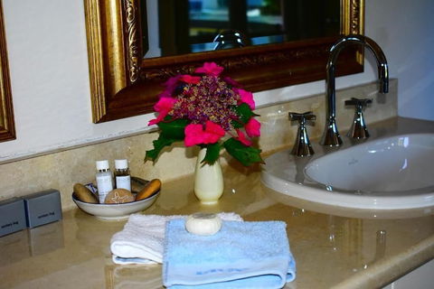 Sapphire Shores Luxury Retreat - Goulburn Accommodation 1