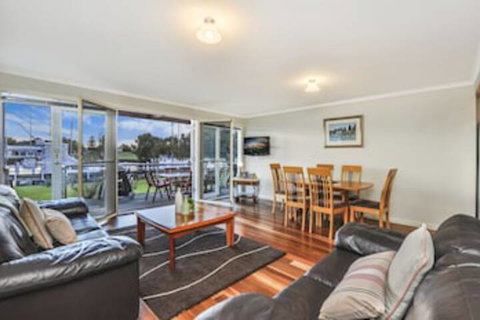 JOHANSSONS PERCH No. 1 - Goulburn Accommodation 0