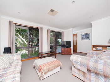 Wildflowers At Fingal Bay - Goulburn Accommodation 1