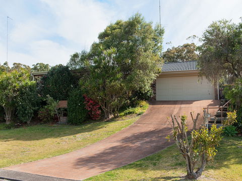 Wildflowers At Fingal Bay - Goulburn Accommodation 0