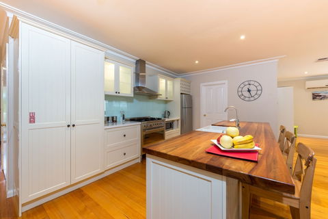 Lovely 5BR House Walk To Train And Shops - Goulburn Accommodation 2