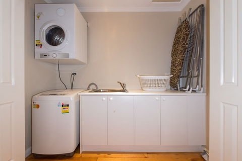 Lovely 5BR House Walk To Train And Shops - Goulburn Accommodation 0