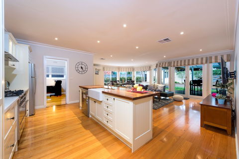 Lovely 5BR House Walk To Train And Shops - Goulburn Accommodation 3