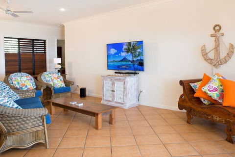Absolute BeachFront Bliss @ Newell Beach - Goulburn Accommodation 5