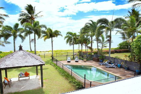 Absolute BeachFront Bliss @ Newell Beach - Goulburn Accommodation 3
