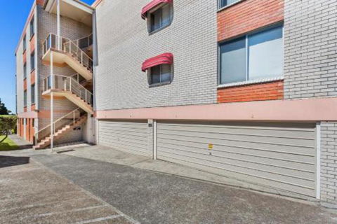 2 BEDROOM APARTMENT LAMAN LODGE UNIT 2 - Goulburn Accommodation 5
