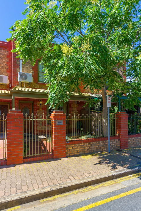 Adelaide Style Accommodation Near City - Goulburn Accommodation 0