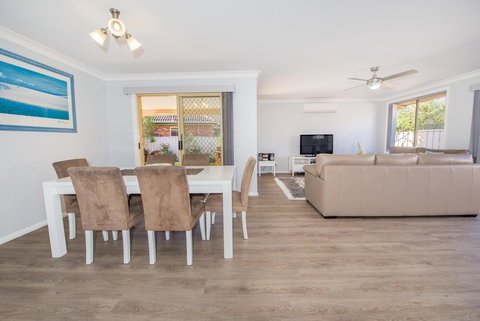 Pebble Pde 1 / 14 Fingal Bay - Goulburn Accommodation 3