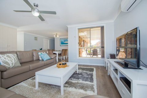 Pebble Pde 1 / 14 Fingal Bay - Goulburn Accommodation 4