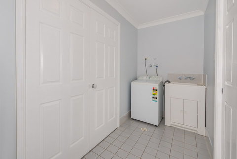 Pebble Pde 1 / 14 Fingal Bay - Goulburn Accommodation 1