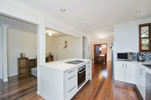 Barefoot Beach House - Shoal Bay - Goulburn Accommodation 2
