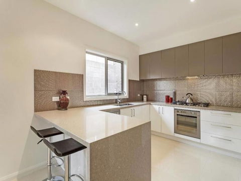 Signature Townhouse In Doncaster - Goulburn Accommodation 2