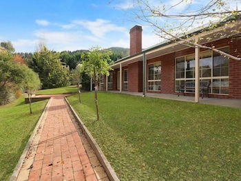 Alpine Mist - Spacious 5 Bedroom Home - Goulburn Accommodation 1