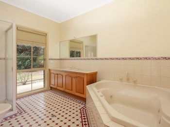 Alpine Mist - Spacious 5 Bedroom Home - Goulburn Accommodation 5
