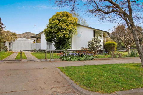 Delany Surprise Pet Friendly House - Goulburn Accommodation 1