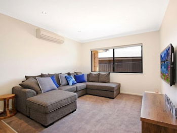 Alpine Knights Stylish Luxury - Goulburn Accommodation 5